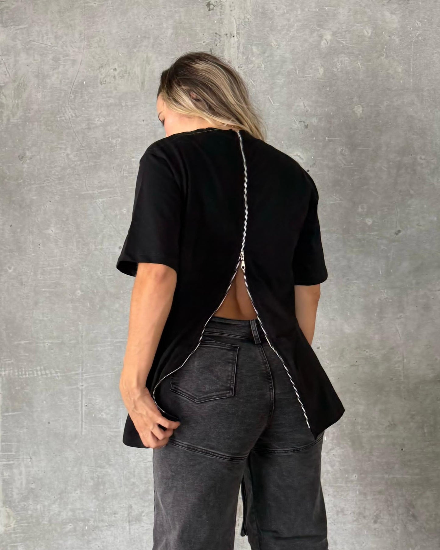 CAMISETA NEGRA CON CREMALLERA