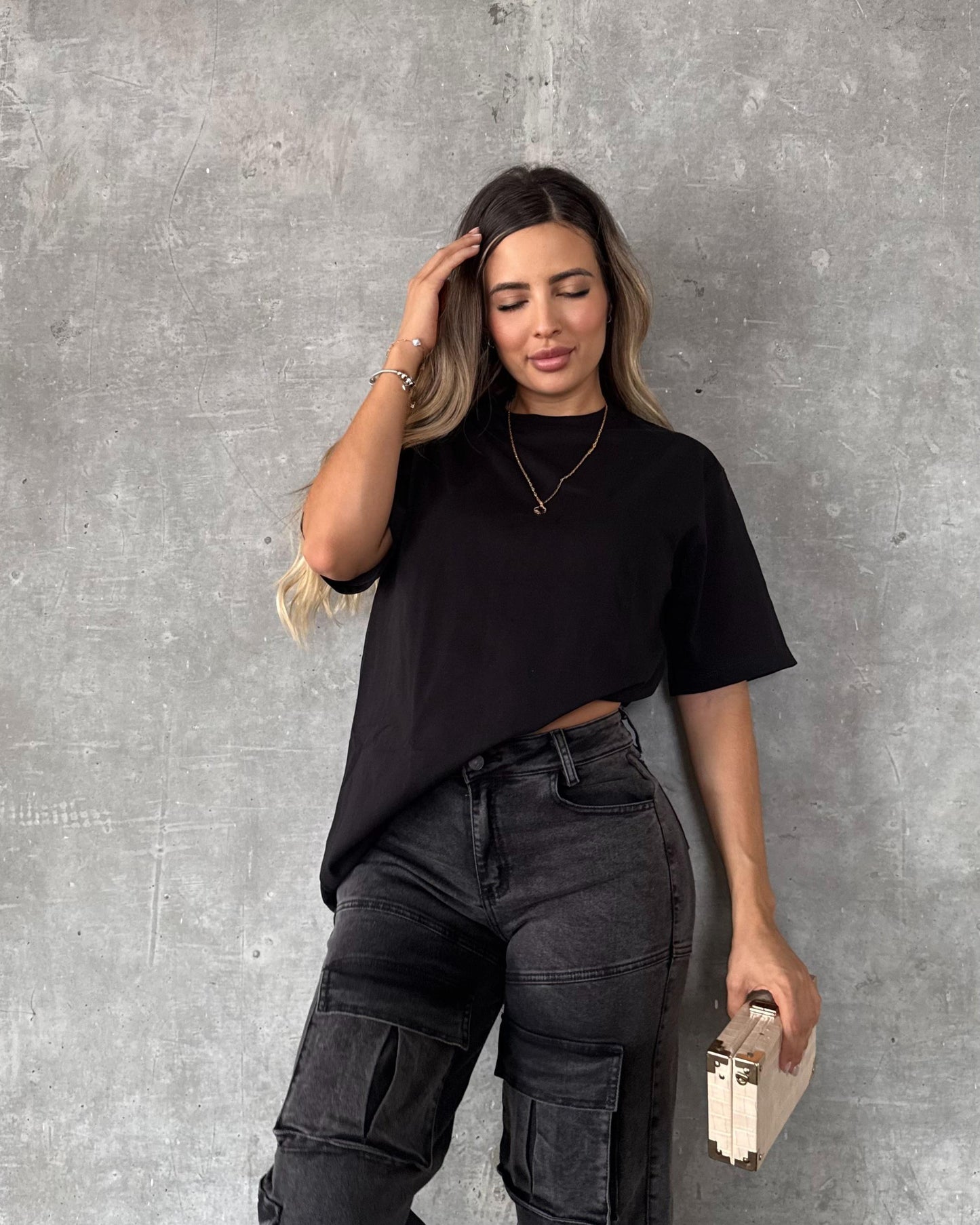 CAMISETA NEGRA CON CREMALLERA