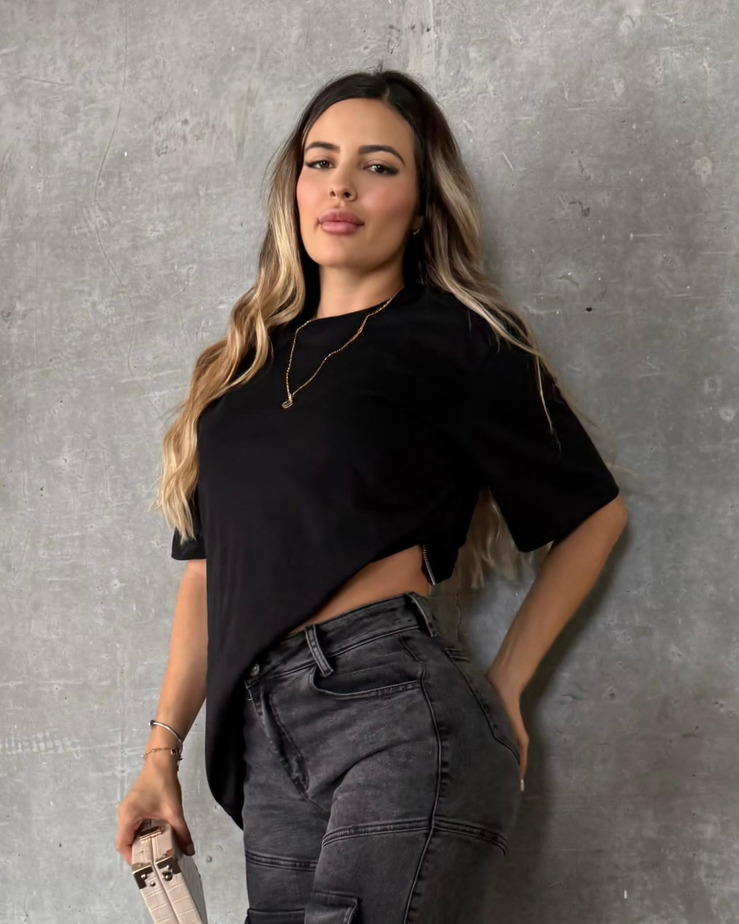 CAMISETA NEGRA CON CREMALLERA